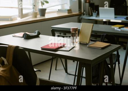 Matériel d'étude arrangé dans la salle de classe pour l'apprentissage Banque D'Images