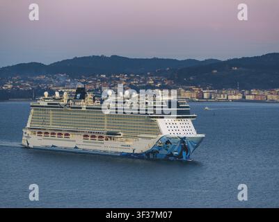 Perspective en trois quarts du navire de croisière Norwegian Bliss approchant le port de Vigo le 5 février 2025. Banque D'Images