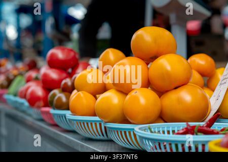 Tomates multicolores sur un étal de marché. Marché fermier. Banque D'Images