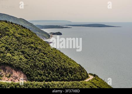 Une vue depuis le Skyline Trail dans le parc national des Hautes-Terres de Cape Breton, Nouvelle-Écosse, Canada, du sentier sinueux Cabot qui longe les falaises boisées en direction de l'océan Atlantique Banque D'Images