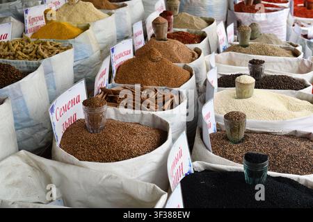 Bichkek, Kirghizistan - 12 septembre 2022 : Diverses épices et assaisonnements vendus sur le marché central de Bichkek. Marché en plein air d’Osh Banque D'Images
