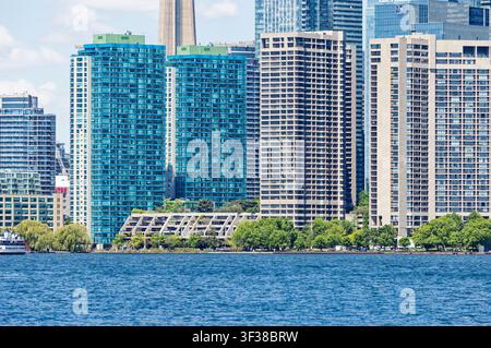 Un ensemble de copropriétés résidentielles à Harbour Square : Tours jumelles bleues au 99, Harbourside Condominiums au 55 et 33. Vu depuis Ward’s Island. Banque D'Images