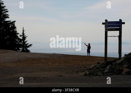 Un homme prend un selfie debout au sommet du mont Seymour en Colombie-Britannique, Canada. Banque D'Images