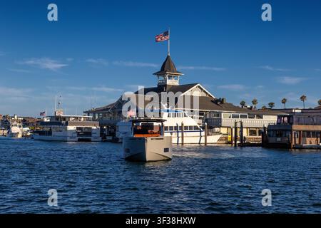 Newport Beach, Californie : 21 juin 2026 : Côte de Newport Beach vue depuis la ferry. Banque D'Images