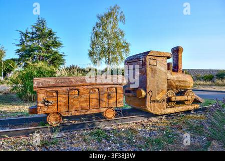 Grand modèle en bois sculpté à la main d'une locomotive et d'un wagon sur un rond-point sur le site d'une ancienne ligne de chemin de fer - Yzeures-sur-Creuse, Indre-et-Loire, France. Banque D'Images