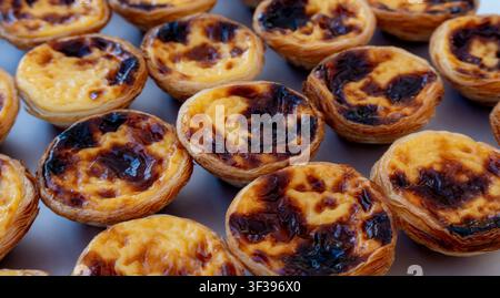 Pastel de nata gâteaux portugais. Tarte aux œufs traditionnelle portugaise, boulangerie de pasteis frais, petite tarte ronde avec mise au point sélective Banque D'Images