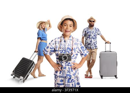 Famille heureuse avec des valises prête pour un voyage de vacances d'été isolée sur fond blanc Banque D'Images
