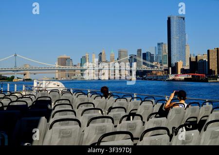 New York, New York, États-Unis - 21 juillet 2025 : Passagers du ferry à Lower Manhattan Banque D'Images