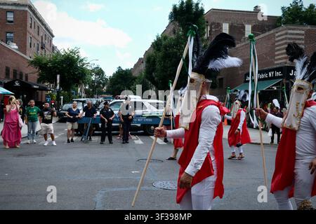 Queens, New York, États-Unis - 13 juillet 2025 : Danseurs boliviens en tenue traditionnelle lors d'une parade Banque D'Images