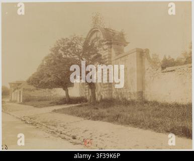 La Porte de l'Ancien Château à Meudon, une photographie d'Eugène Atget, un photographe français, prise en 1902-1903, montrant la vue architecturale de l'entrée du château. Banque D'Images