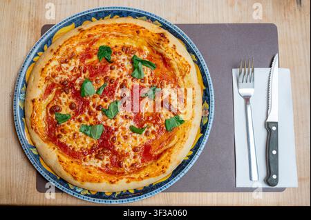 Pizza sans gluten dans un restaurant italien. Photo de haute qualité Banque D'Images