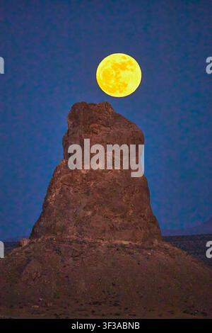 Lune pleine sur la flèche de tuf des Trona Pinnacles à la nuit, paysage de Californie Banque D'Images