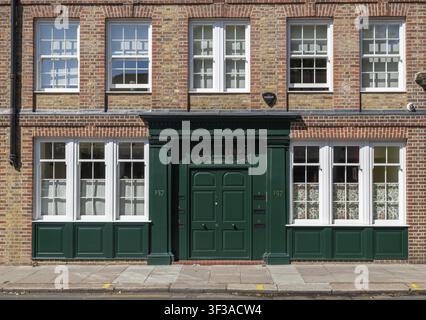 Bâtiment en briques avec de grandes fenêtres et une porte d'entrée verte distinctive, Royal Borough of Kensington and Chelsea, Londres, Grande-Bretagne, Angleterre, Grea Banque D'Images
