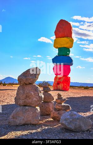 Sept cairns d'amas de roches Magic Mountains et installation artistique colorée dans le désert du Nevada Banque D'Images