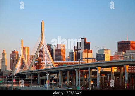 Le pont Zakim, construit dans le cadre du Big Dig à Boston, traverse la rivière Charles et dessert le centre-ville Banque D'Images