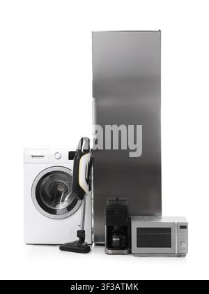 Différents appareils ménagers isolés sur fond blanc Banque D'Images