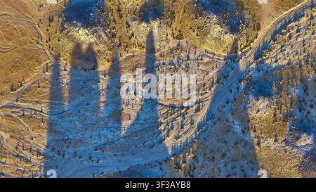 Vue aérienne des Trona Pinnacles, ombres et paysage désertique accidenté de Californie à l'heure dorée Banque D'Images