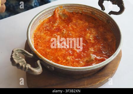 Délicieux menemen turc servi dans un bol métallique traditionnel Banque D'Images