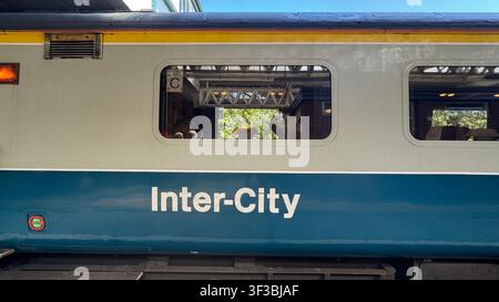 Matériel roulant vintage de British Rail arborant la livrée emblématique Inter-City en bleu et gris. Introduit au milieu des années 1970, probablement une voiture Mark 3 First Open Banque D'Images