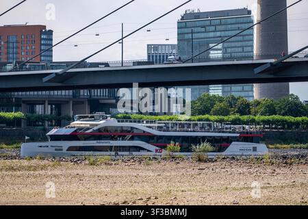 Le bateau de plaisance « Rhein Galaxie », KD, sur le Rhin près de Düsseldorf ; le niveau de l’eau est extrêmement bas, avec le niveau de l’eau du Rhin à 41 cm et en baisse ; Banque D'Images