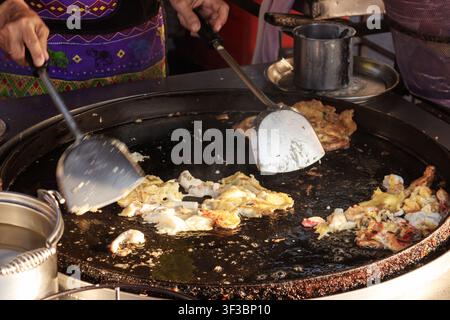 Omelette aux moules frits croustillants servi comme nourriture de rue thaïlandaise avec une saveur riche et des ingrédients de fruits de mer frais. Banque D'Images
