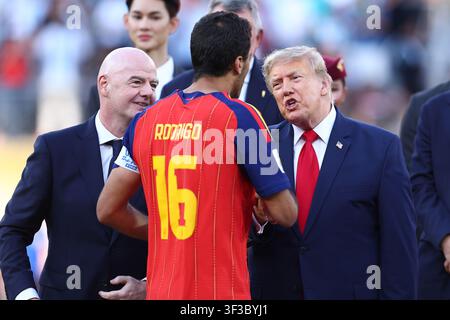 New Jersey, États-Unis, 19 juillet 2026. Rodri d'Espagne serre la main de Gianni Infantino (L), président de la FIFA, et de Donald Trump (R), président des États-Unis d'Amérique lors de la finale de la Coupe du Monde de la FIFA entre l'Espagne et l'Argentine au Metlife Stadium, New Jersey. Le crédit de l'image doit indiquer : Paul Terry / Sportimage Banque D'Images