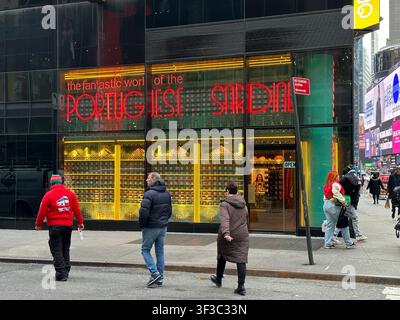 NEW YORK, NY - 12 févr. 2024 : Des piétons passent devant la boutique « Le monde fantastique de la sardine portugaise » à Times Square, une boutique novatrice connue pour ses Banque D'Images