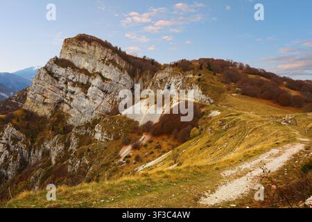 Sentier de randonnée sur le Sentiero della Pace (Chemin de la Paix) à Brentonico fin d'automne, massif du Monte Baldo, Trente, Italie Vue sur le Corno della Banque D'Images