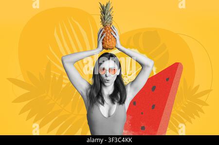 Jeune femme heureuse tenant une ananas et une pastèque, ambiances estivales, concept extérieur Banque D'Images