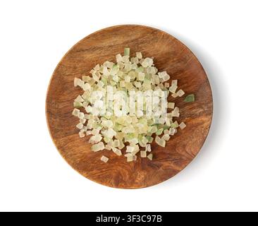 Pépine de fruits citrus candie isolée. Sucade coupée en dés issue du citron ou Citrus medica, zeste de lime vert candi sur fond blanc Banque D'Images