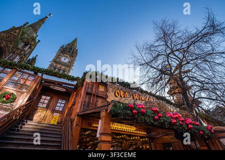 Manchester, Royaume-Uni - 29 novembre 2019 - Marchés de Noël à Albert Square près de l'hôtel de ville de Manchester, dans le Territoires du de l'Angleterre Banque D'Images