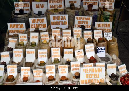 Bichkek, Kirghizistan - 12 septembre 2022 : Diverses épices et assaisonnements vendus sur le marché central de Bichkek. Marché en plein air d’Osh Banque D'Images