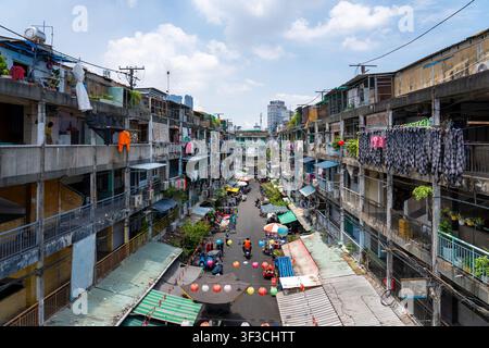 Vue élevée des anciens immeubles d'habitation et d'un marché de rue animé sur Nguyen Thien Thuat à Ho Chi Minh Ville, au Vietnam, montrant le commerce local et l'urbain Banque D'Images