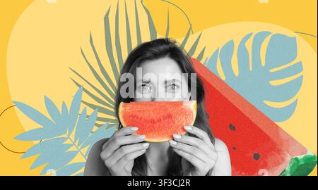 Jeune femme heureuse tenant une tranche de pastèque avec un fond tropical, ambiance estivale Banque D'Images