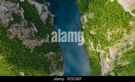 Vue verticale par drone de la rivière Drina entre les parois escarpées du canyon recouvertes d'une végétation dense Banque D'Images