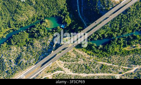 Vue aérienne de dessus d'un pont moderne traversant une vallée fluviale Banque D'Images