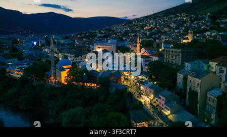 Mostar, Bosnie-Herzégovine – 7 juin 2026 : Vue aérienne nocturne de la cathédrale orthodoxe serbe illuminée au centre-ville Banque D'Images