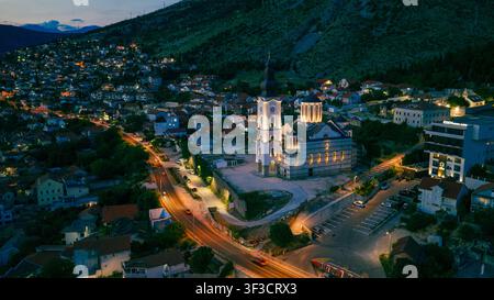 Mostar, Bosnie-Herzégovine – 7 juin 2026 : Panorama aérien de la cathédrale orthodoxe serbe illuminée la nuit Banque D'Images