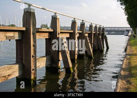Amsterdam, Pays-Bas. 22 juin 2014, structure de quai en bois bordant l'eau du canal d'Amsterdam Banque D'Images