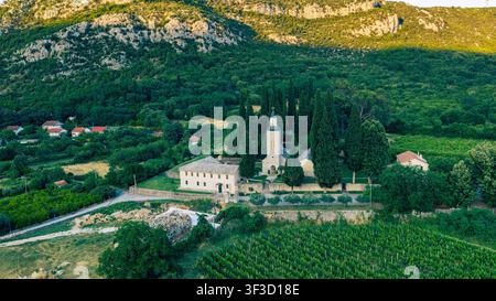 Monastère de Zitomislic, Bosnie-Herzégovine - 7 juin 2026 : Vue aérienne du monastère orthodoxe serbe historique entouré de vignobles Banque D'Images