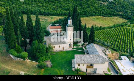 Monastère de Zitomislic, Bosnie-Herzégovine - 7 juin 2026 : Panorama aérien surélevé du monastère historique serbo-orthodoxe Banque D'Images