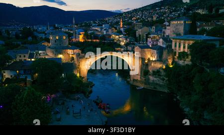 Mostar, Bosnie-Herzégovine – 7 juin 2026 : Panorama aérien nocturne du Vieux Pont illuminé enjambant la rivière Neretva Banque D'Images