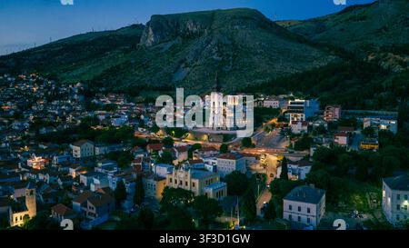 Mostar, Bosnie-Herzégovine – 7 juin 2026 : Vue aérienne nocturne de la cathédrale orthodoxe serbe illuminée au centre-ville Banque D'Images