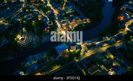 Mostar, Bosnie-Herzégovine – 7 juin 2026 : Vue aérienne nocturne à haute altitude du Pont vieux et du quartier historique environnant Banque D'Images