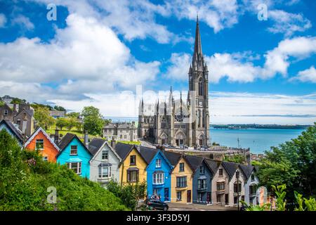 La vue emblématique de Cobh, une ville portuaire pittoresque du comté de Cork, en Irlande. la cathédrale néo-gothique imposante de Saint-Colman et les maisons colorées. Banque D'Images