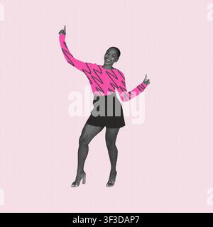 Femme noire confiante dansant en tenue élégante, fond rose, ambiance joyeuse Banque D'Images