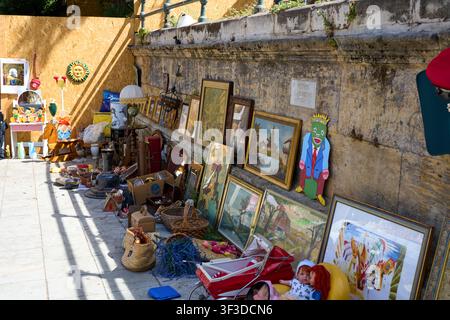 Étal de marché aux puces en plein air vendant des peintures et des antiquités à Palerme, en Sicile Banque D'Images