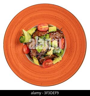 Salade de bœuf avec quinoa et avocat isolé Banque D'Images