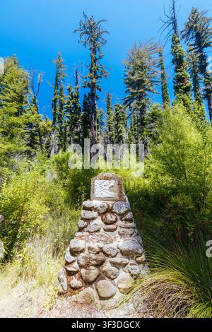 Monument en pierre sur le sentier Redwood Loop dans le parc d'État des séquoias de Big Basin Banque D'Images