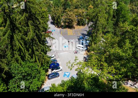 Parking du château de Bled vu depuis la fenêtre du château de Bled, Bled, Haute-Carniole, Slovénie Banque D'Images